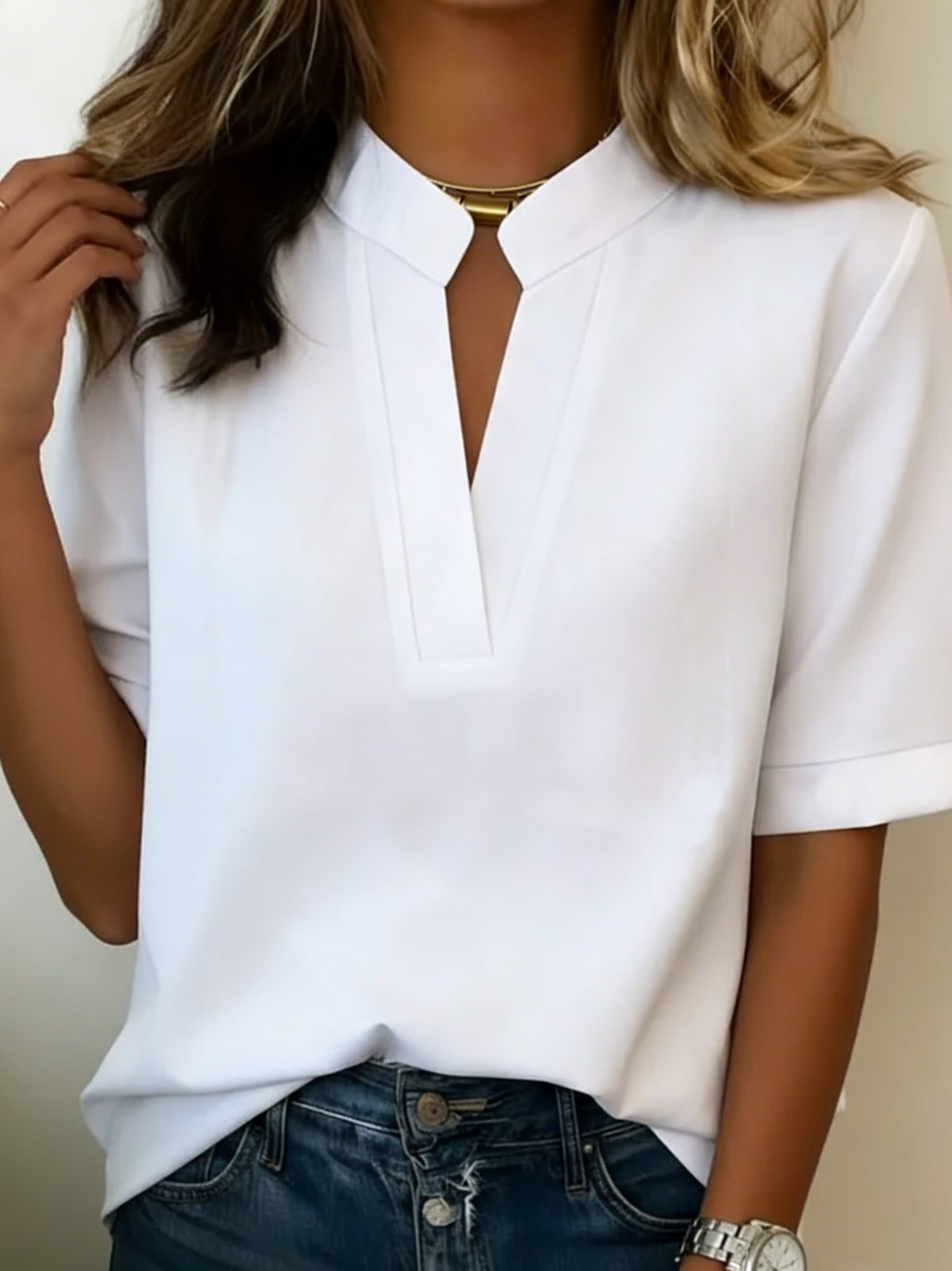 Cazel | Blouse chic à col en V avec détail doré
